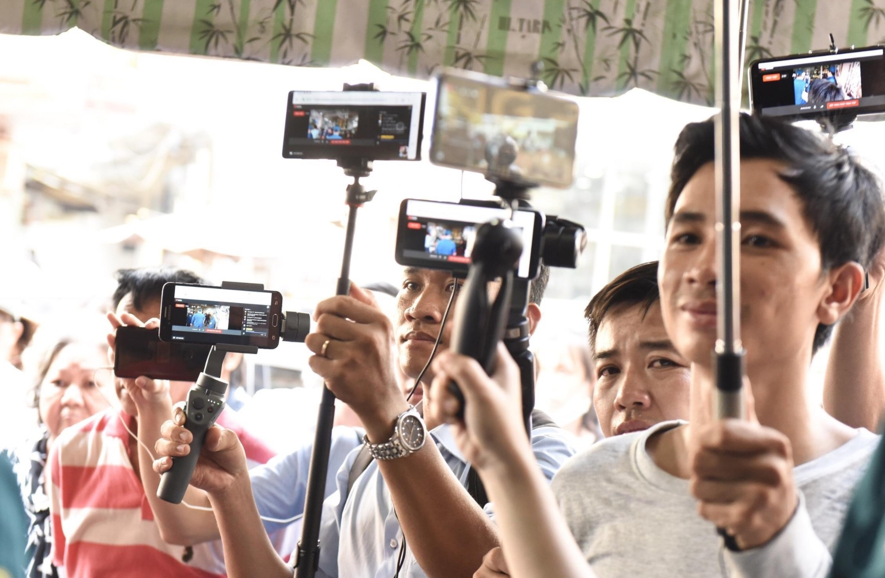 Video gia livestream dam tang Mai Phuong tran lan YouTube hinh anh