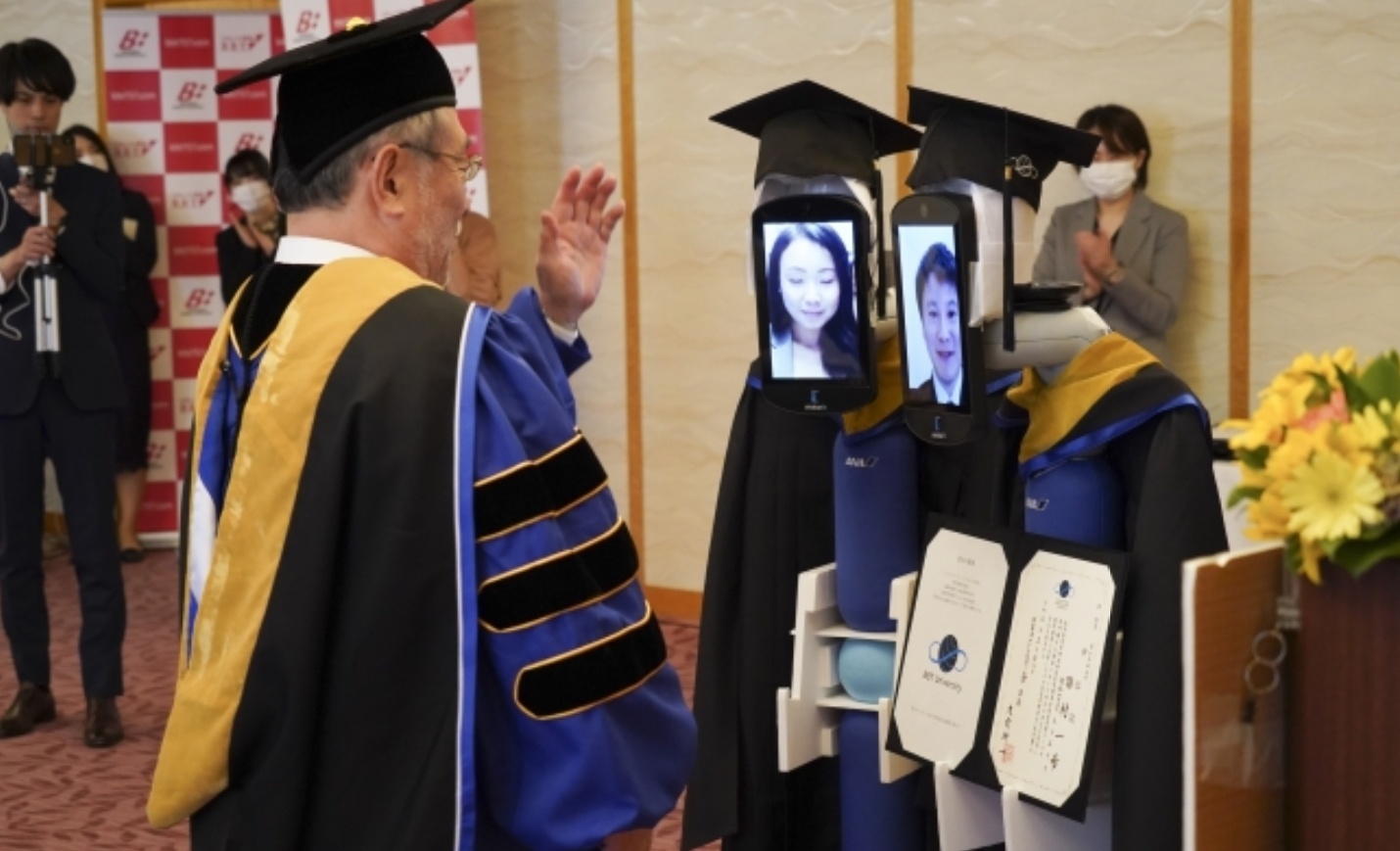 robot nhan bang tot nghiep anh 1