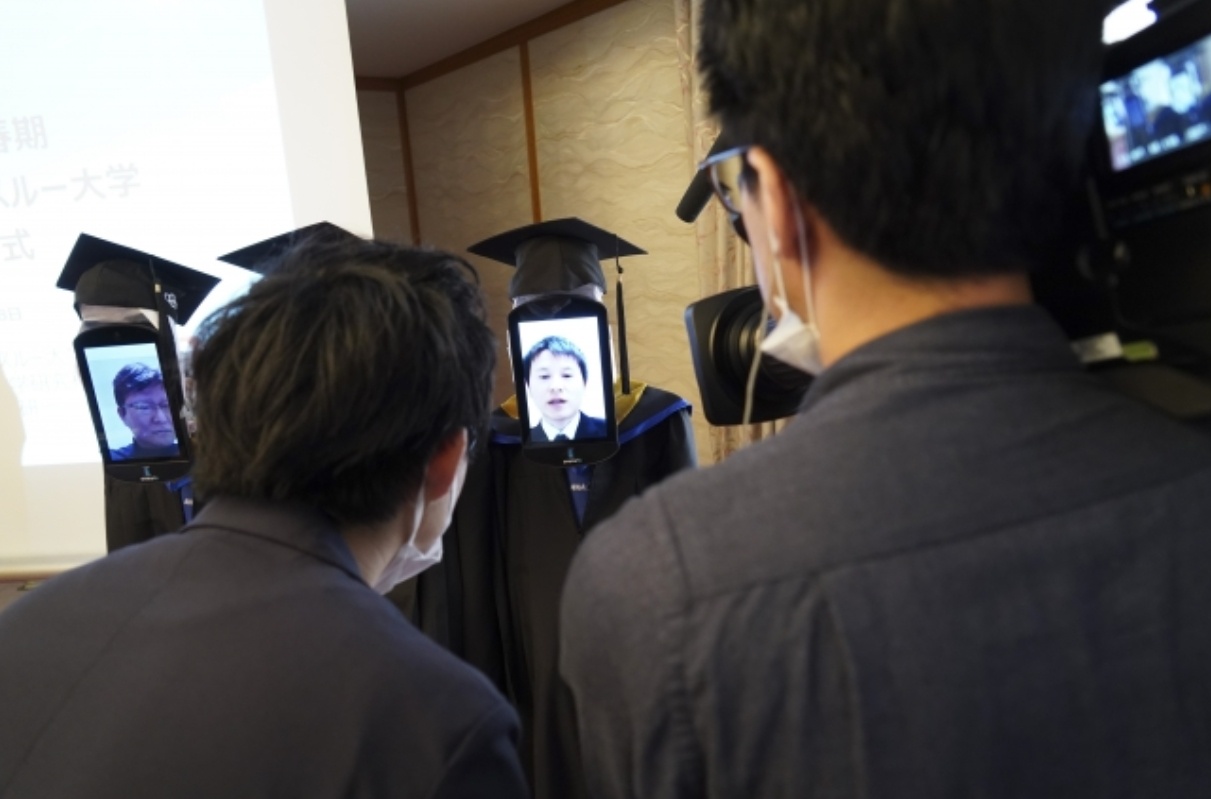 robot nhan bang tot nghiep anh 5