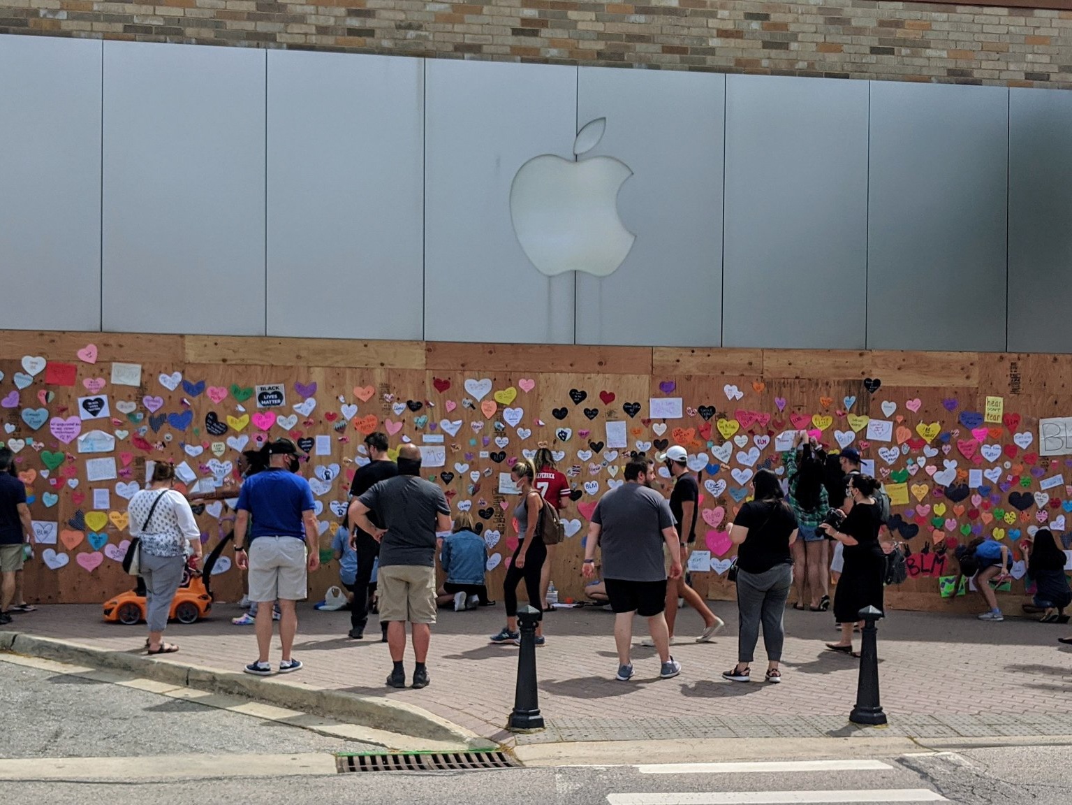 Apple Store My dung tuong go, son den de tranh cuop boc hinh anh