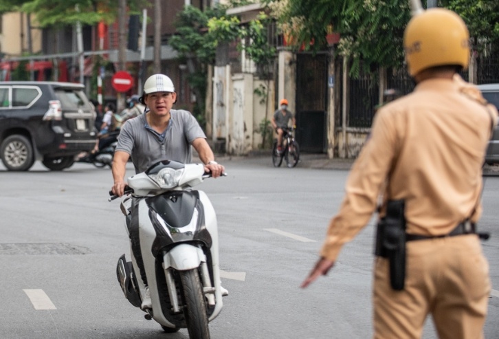 Tu ngay 5/8, CSGT duoc xu phat vi pham theo video tren mang hinh anh