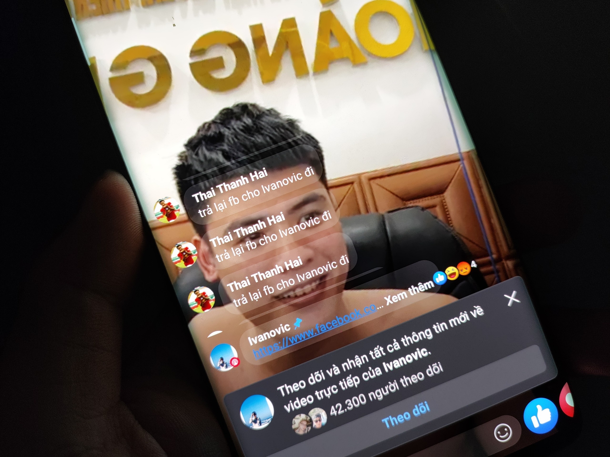 Nguoi giu Facebook cua Ivanovic: 'Ai du ban linh cu lay lai di' hinh anh