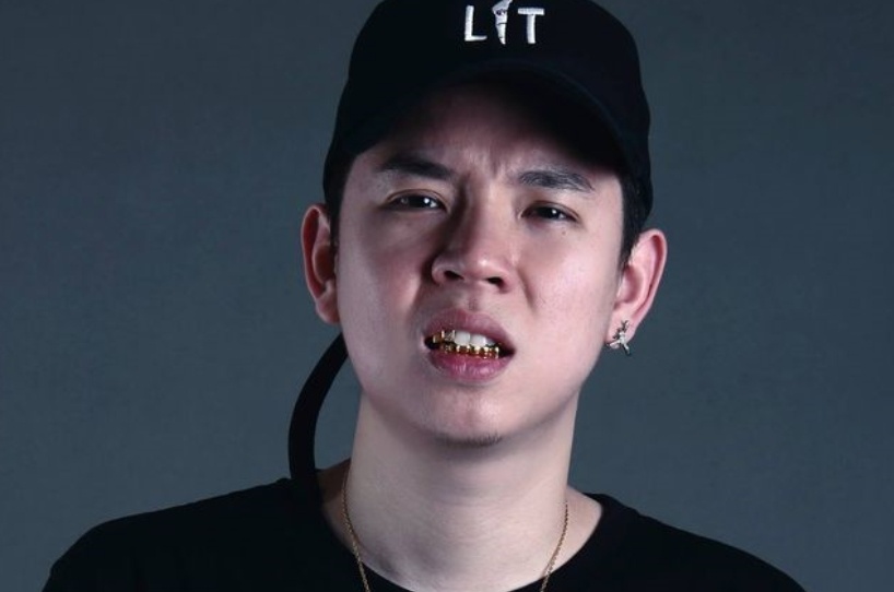 Trang Facebook cua Andree bi hack, livestream ban giay ve sinh hinh anh