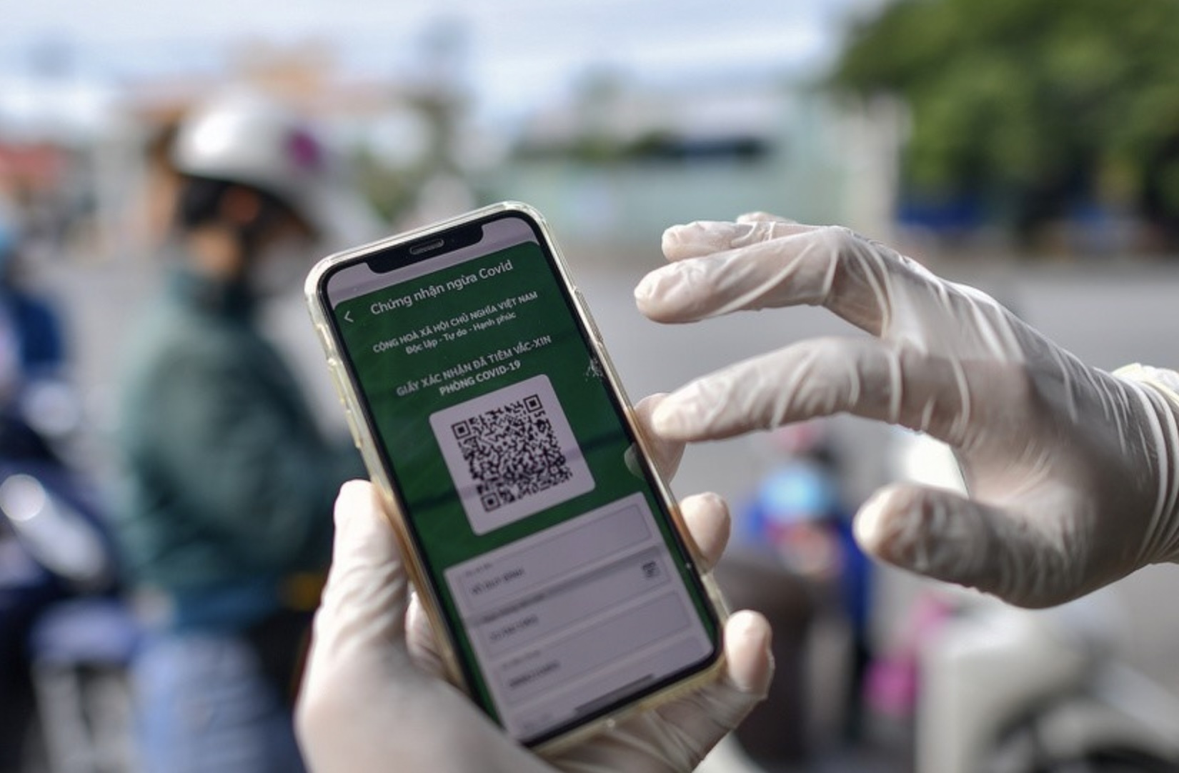 Nguoi dan TP.HCM dung app, khong can giay di duong tu 1/10 hinh anh