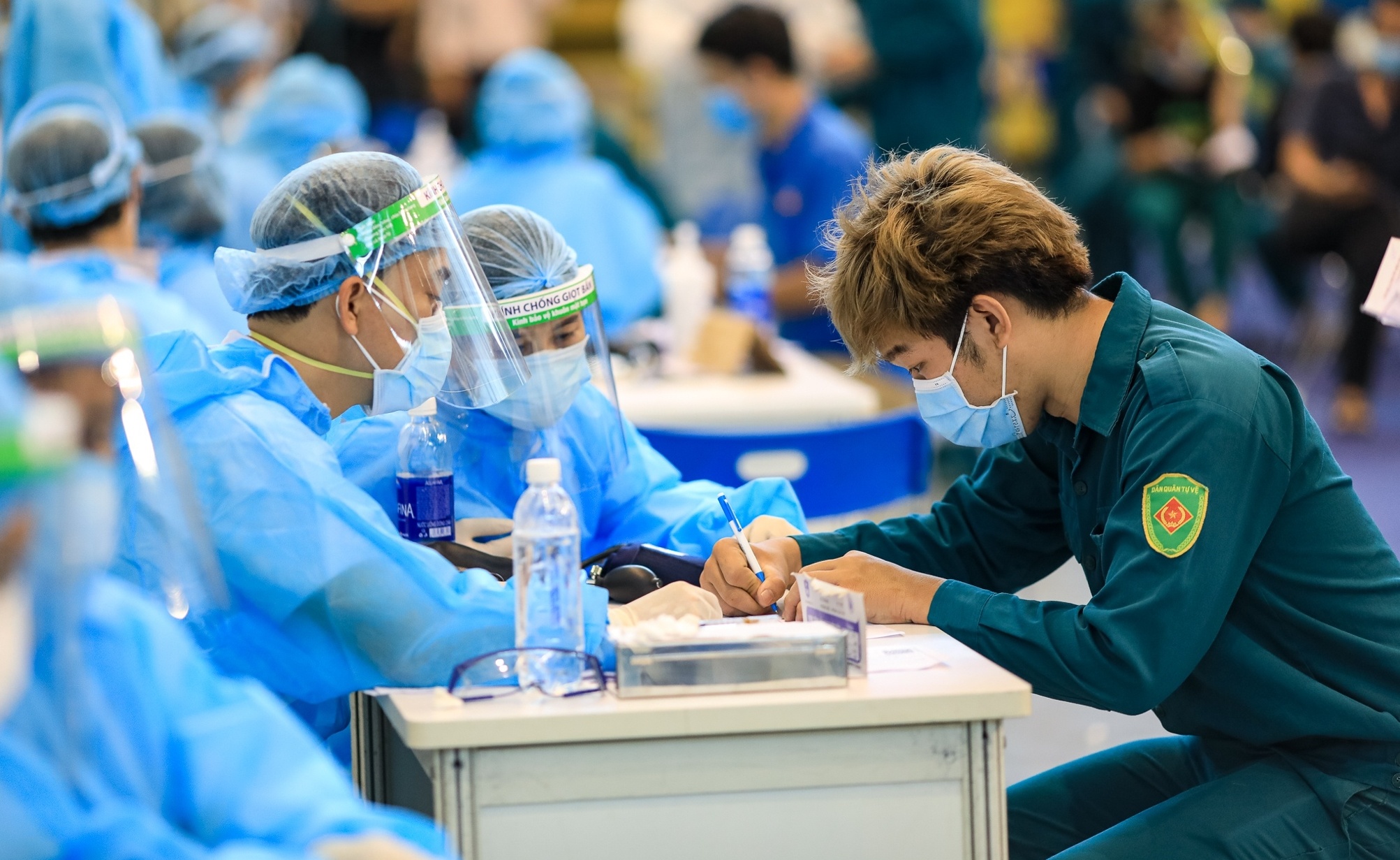 2.000 tinh nguyen vien o TP.HCM dang ho tro nhap du lieu tiem chung hinh anh