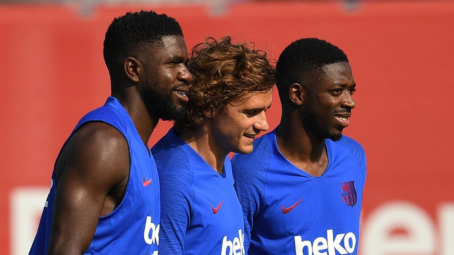 Cau thu Barcelona tro tai ky thuat tren san tap hinh anh