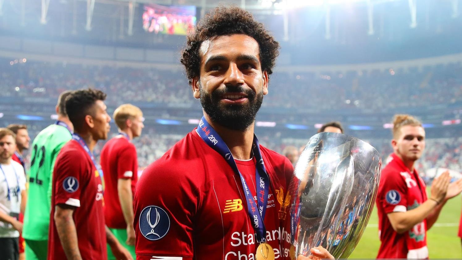 Cau thu Liverpool an mung chuc vo dich sieu cup trong phong thay do hinh anh