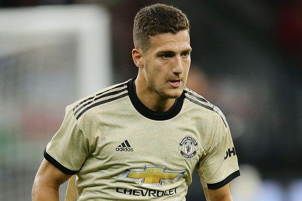 Hau ve MU sang Trung Quoc dieu tri chan thuong hinh anh