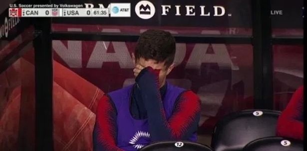 Sao Chelsea khoc tuc tuoi sau khi bi thay ra anh 1