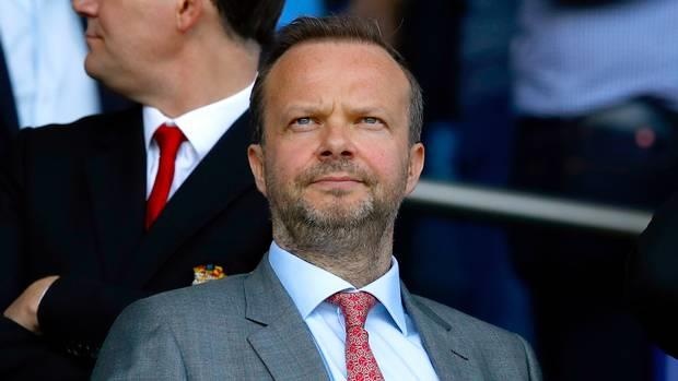 Fan MU dung may bay keo bang ron doi duoi Ed Woodward hinh anh