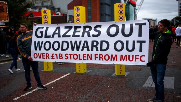 Fan MU dung may bay keo bang-ron doi duoi Ed Woodward anh 2