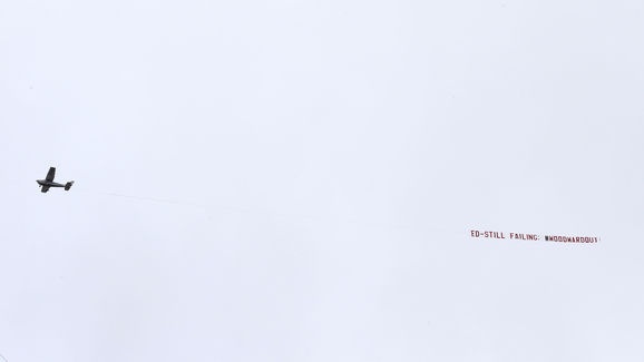 Fan MU dung may bay keo bang-ron doi duoi Ed Woodward anh 1