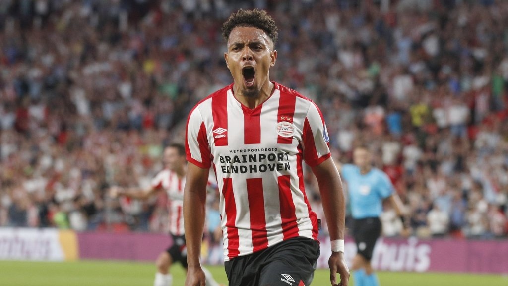 Cau thu tre xuat sac anh 1