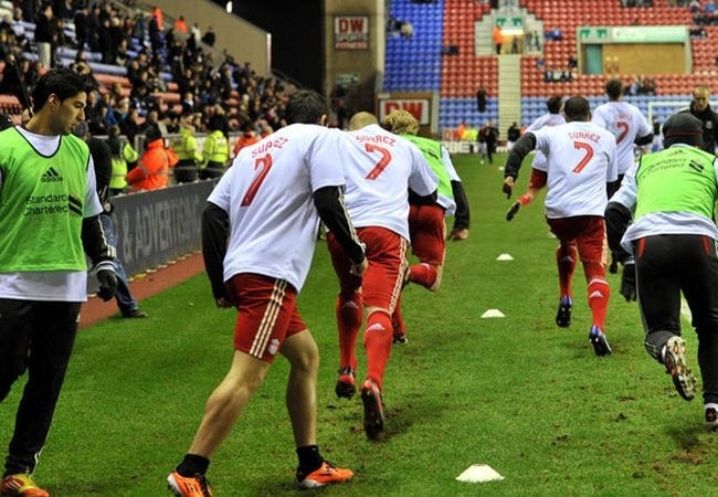 Huyen thoai Liverpool nhan sai vu mac ao ung ho Suarez anh 1