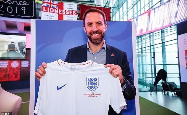 Tuyen Anh thiet ke ao dau dac biet trong tran thu 1.000 hinh anh