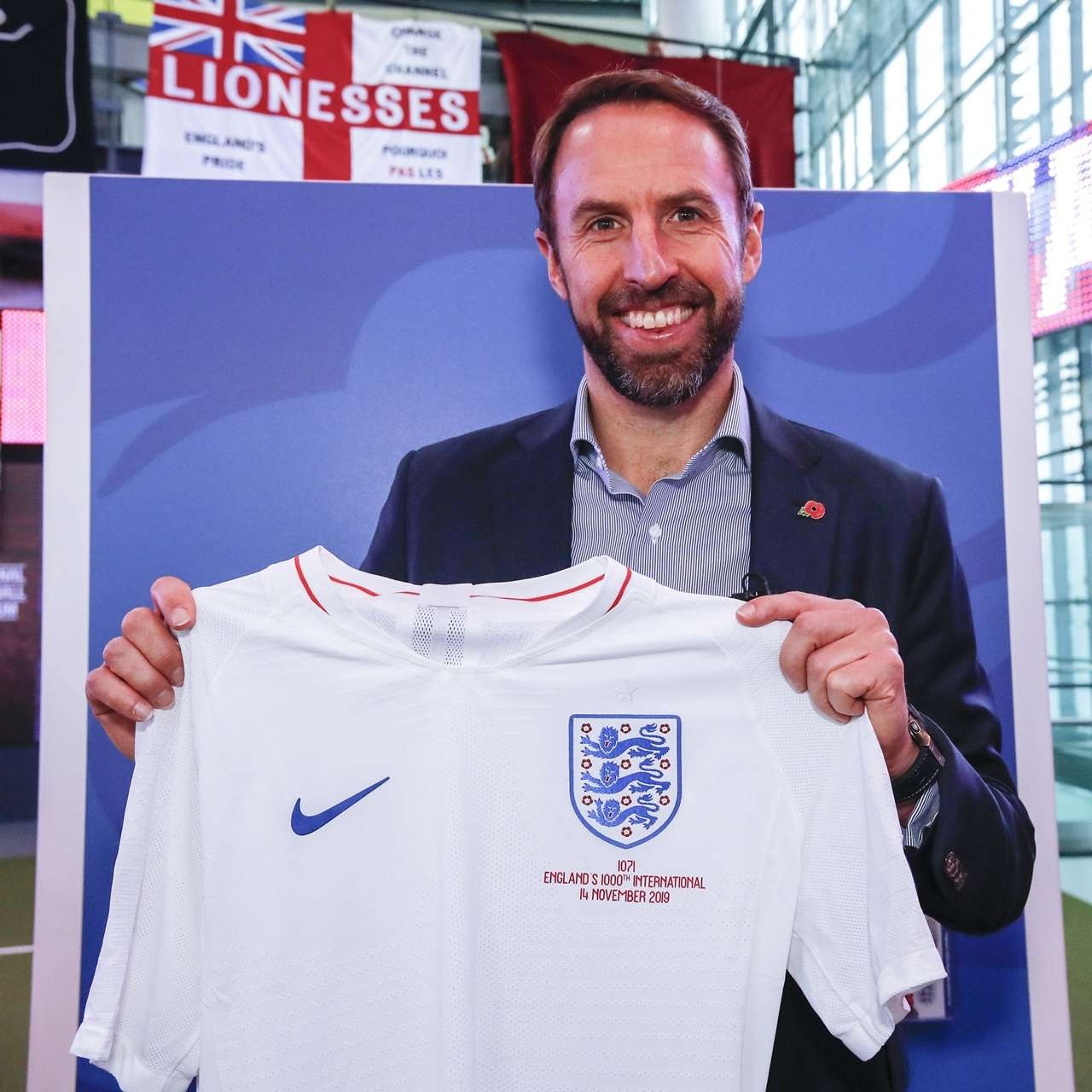 Doi tuyen Anh thiet ke ao dau dac biet ky niem tran dau thu 1000 anh 2