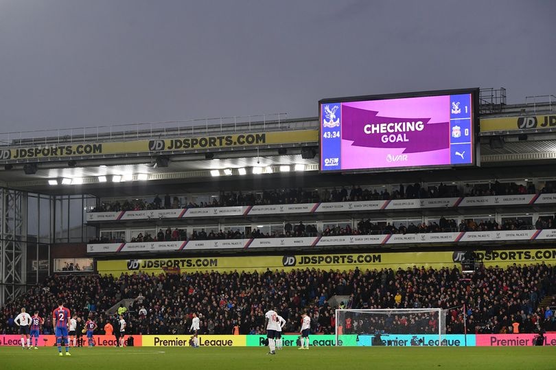 Liverpool lại hưởng lợi từ VAR ảnh 1 Liverpool lai huong loi tu VAR anh 1