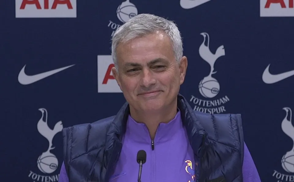 HLV Mourinho tang qua cho cau be nhat bong cua Tottenham hinh anh