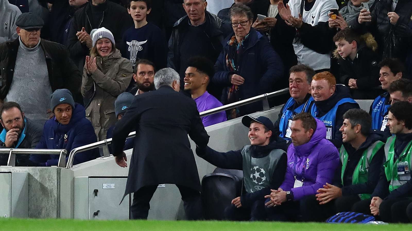 Mourinho trao qua dac biet cho cau be nhat bong cua Tottenham anh 1