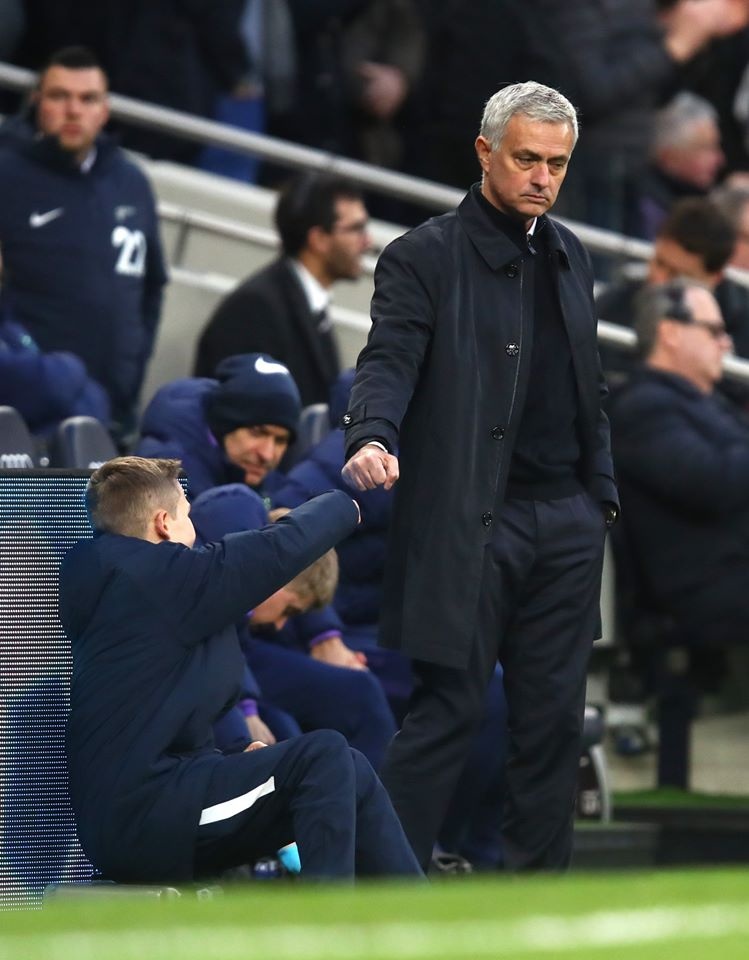 Mourinho ăn mừng bàn thắng cùng cậu bé nhặt bóng ảnh 1 Mourinho an mung ban thang cung cau be nhat bong anh 1