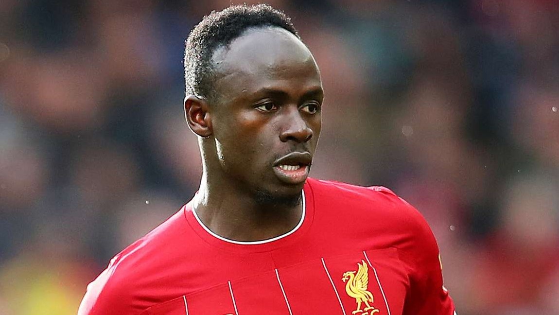 Yaya Toure len tieng doi cong bang cho Mane hinh anh