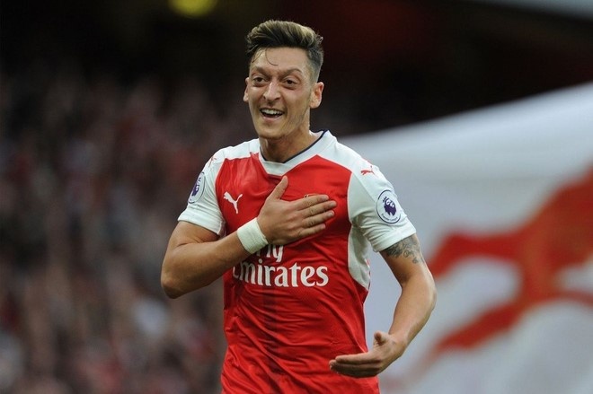 Rio Ferdinand: 'Sau gan 2 nam Oezil moi tuoi cuoi nhu vay' hinh anh