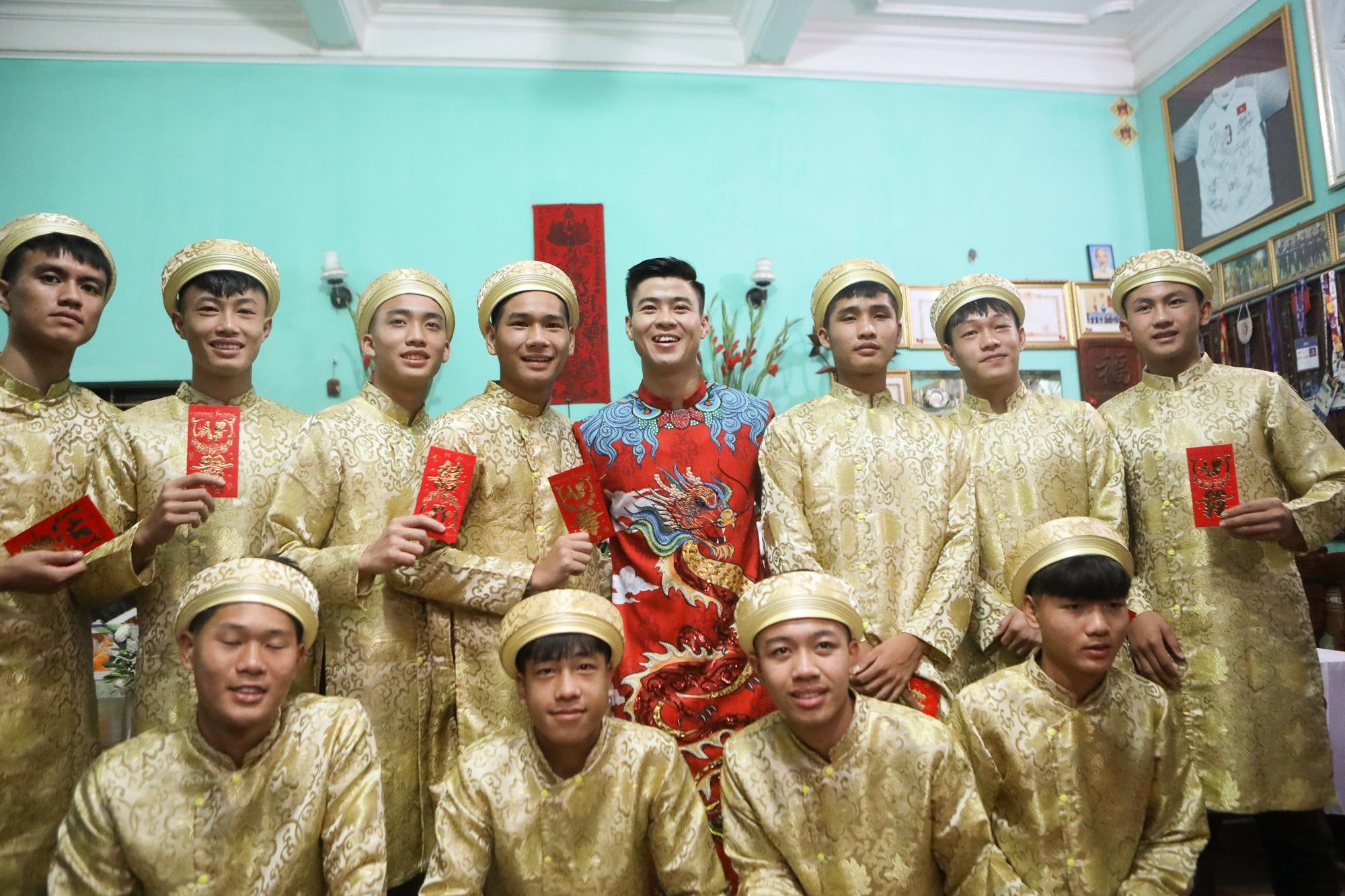 Dan be trap trong le an hoi cua Duy Manh hinh anh