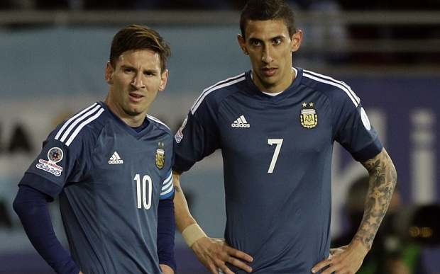 Messi duoc dong doi o tuyen Argentina ton vinh hinh anh