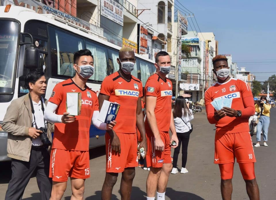 Cac doi bong va cau thu V.League doi pho voi virus corona anh 1