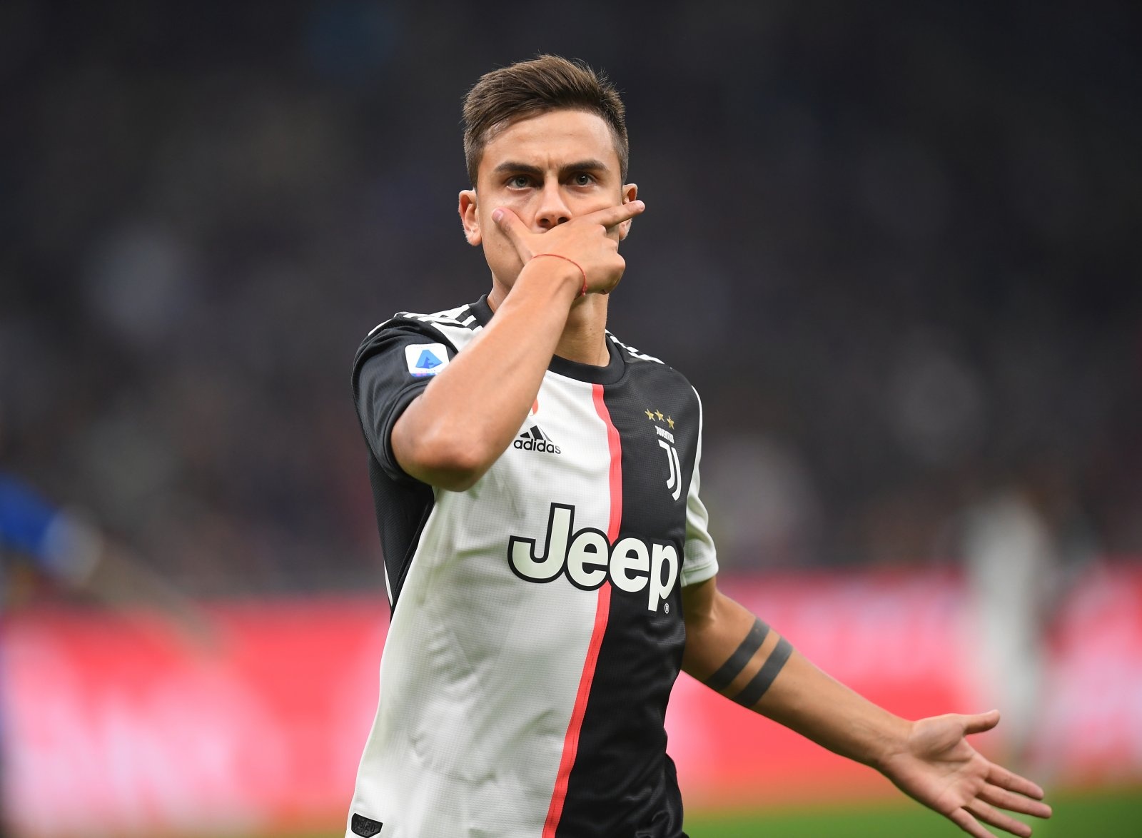 Pha da phat cua Paulo Dybala nhin tu khan dai hinh anh