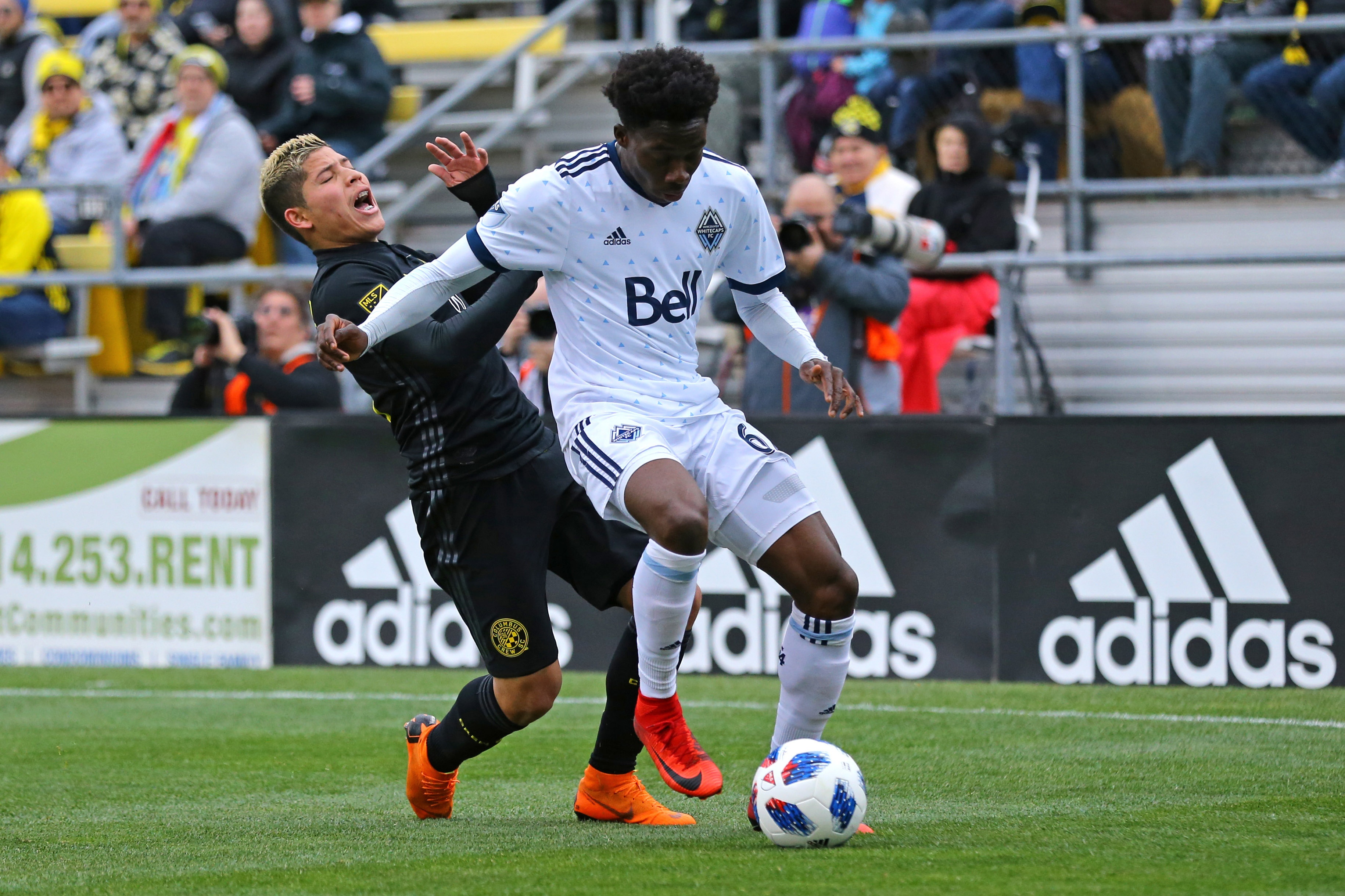 Alphonso Davies cai ten se con duoc nhac den nhieu anh 2