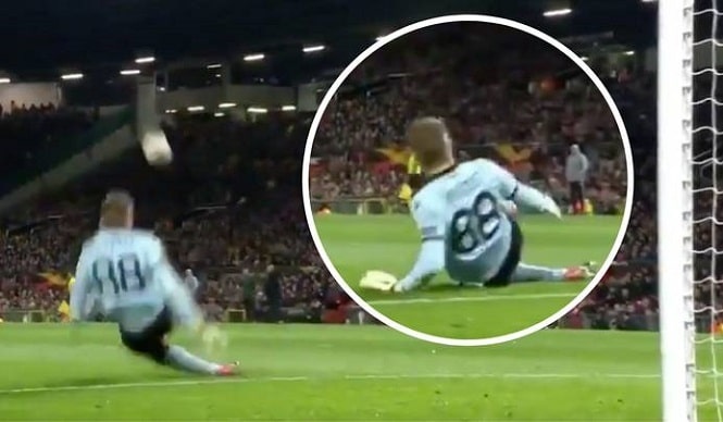 Fan MU che nhao cuu thu mon Liverpool la 'Gerrard gia dang' anh 1