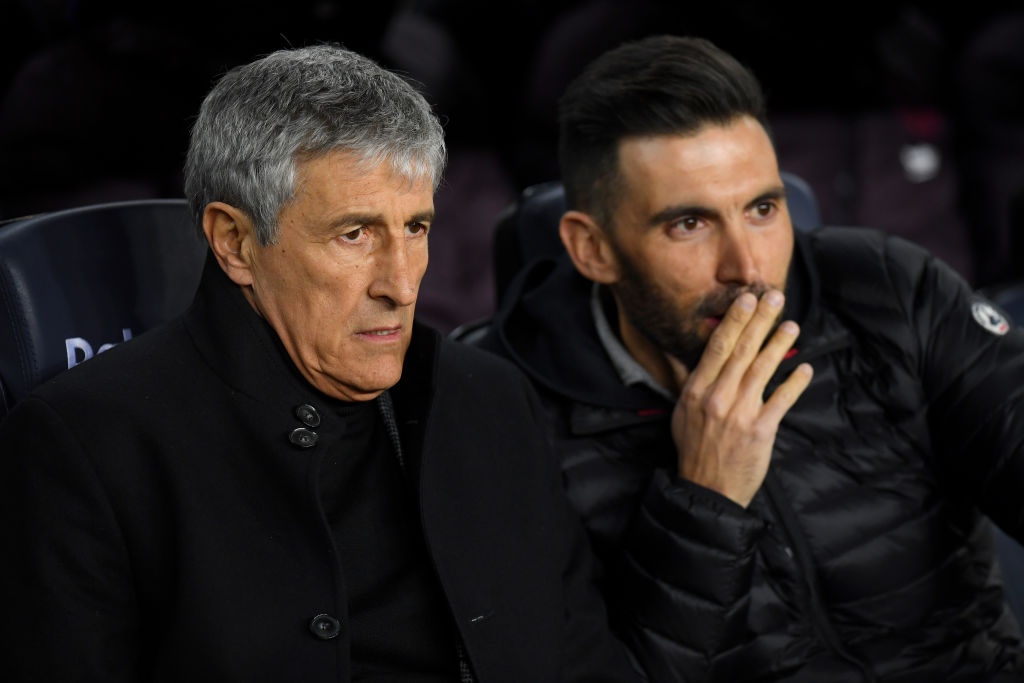 HLV Setien xin loi vi de tro ly vang tuc voi cau thu Barca anh 1