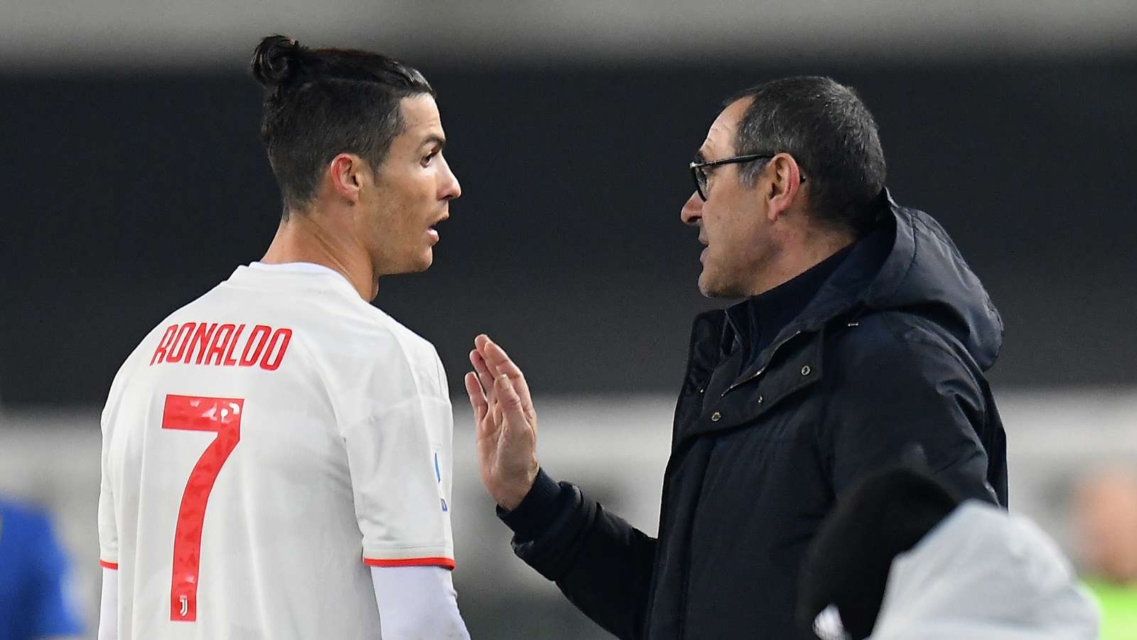 HLV Sarri muon cau thu Juve tang qua cho Ronaldo hinh anh