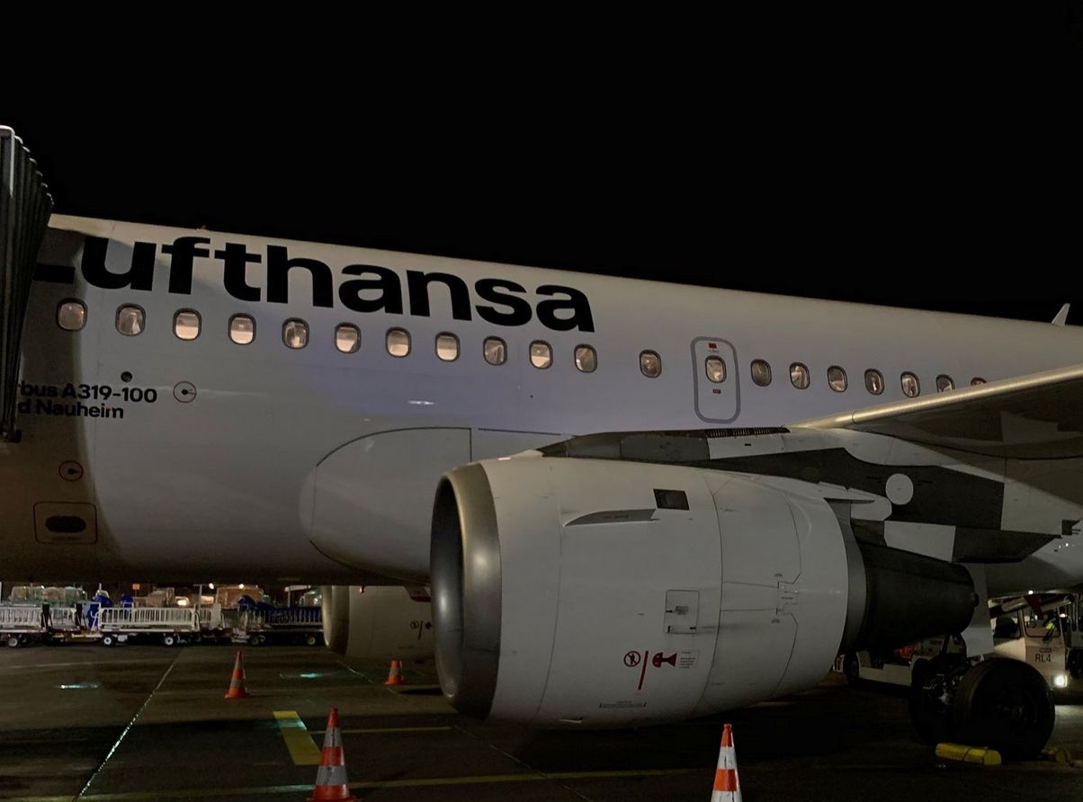 May bay cho co dong vien MU gap su co, phai ha canh khan cap hinh anh