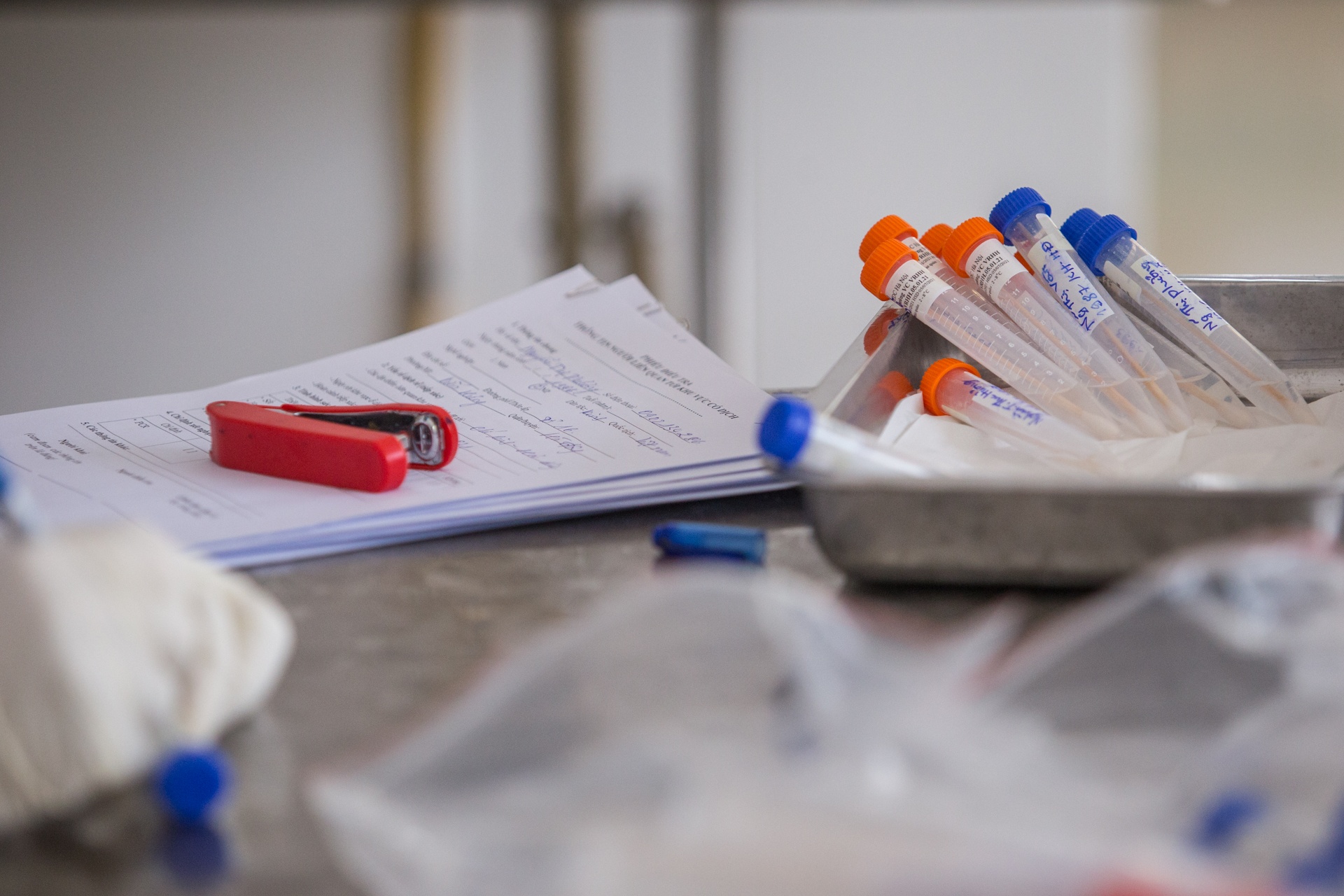 Lay mau xet nghiem cho nguoi ve tu vung dich anh 3