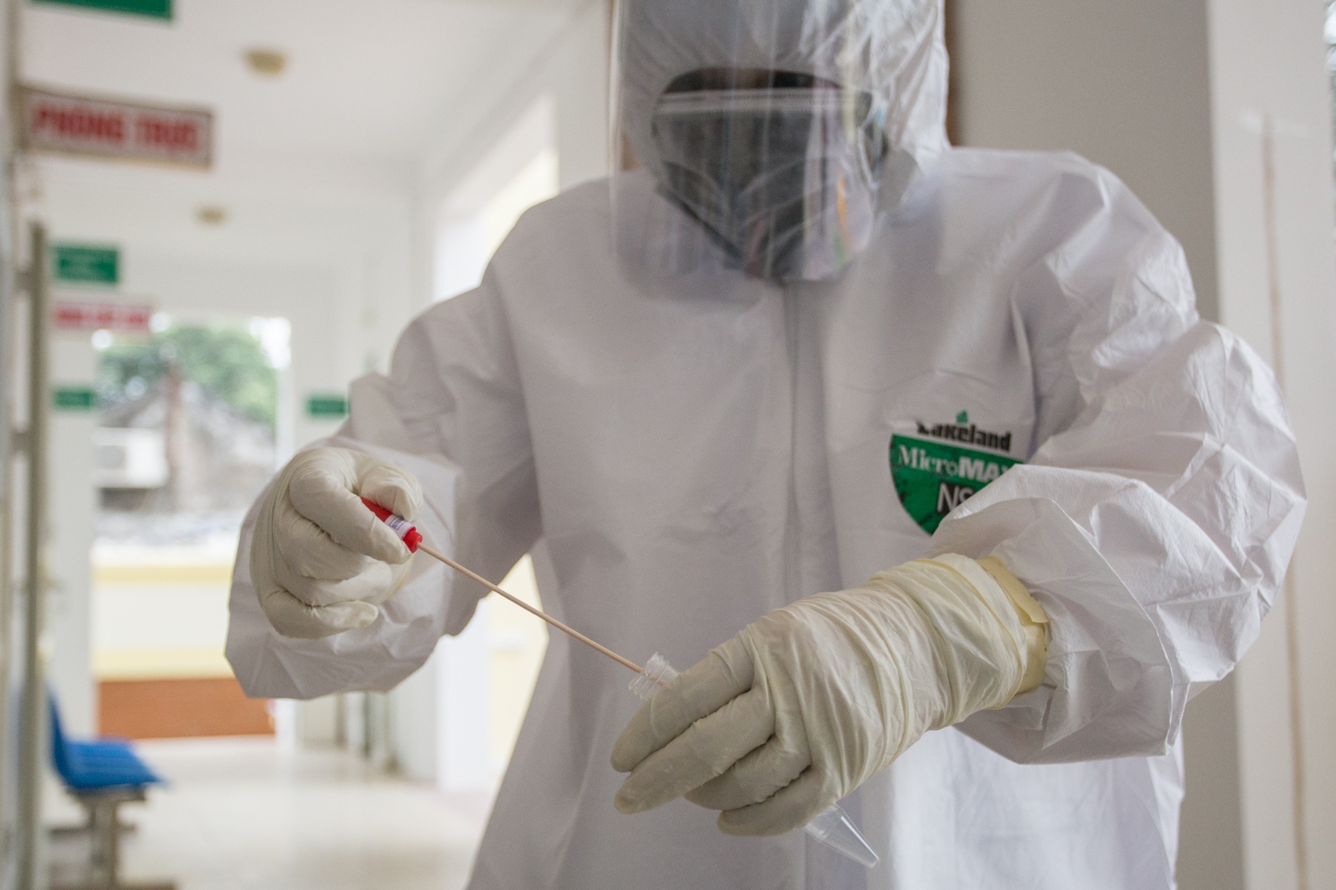 Lay mau xet nghiem cho nguoi ve tu vung dich anh 4