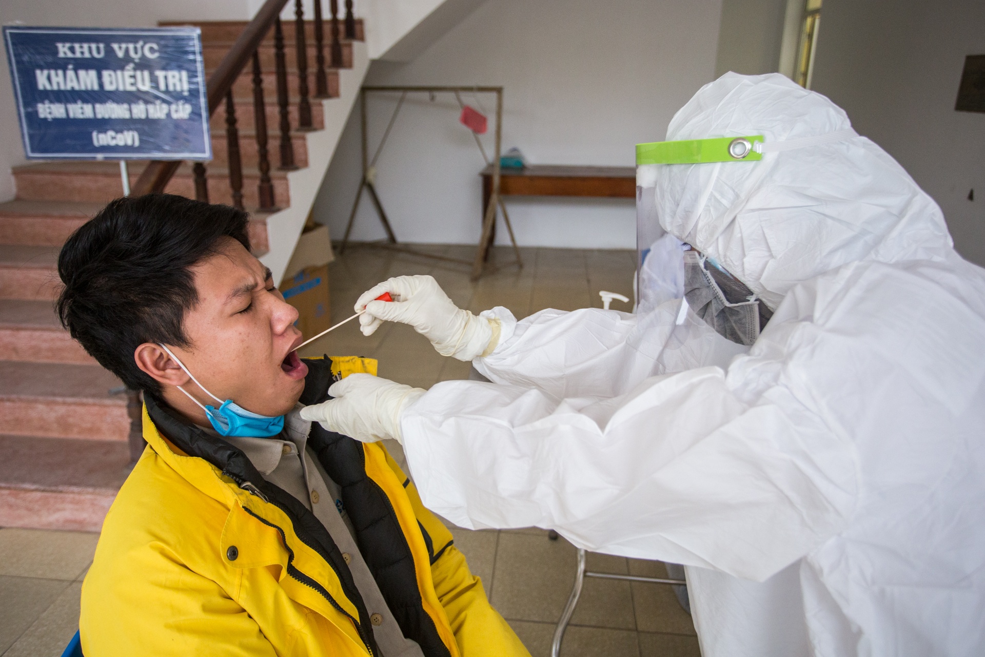 Lay mau xet nghiem cho nguoi ve tu vung dich anh 5