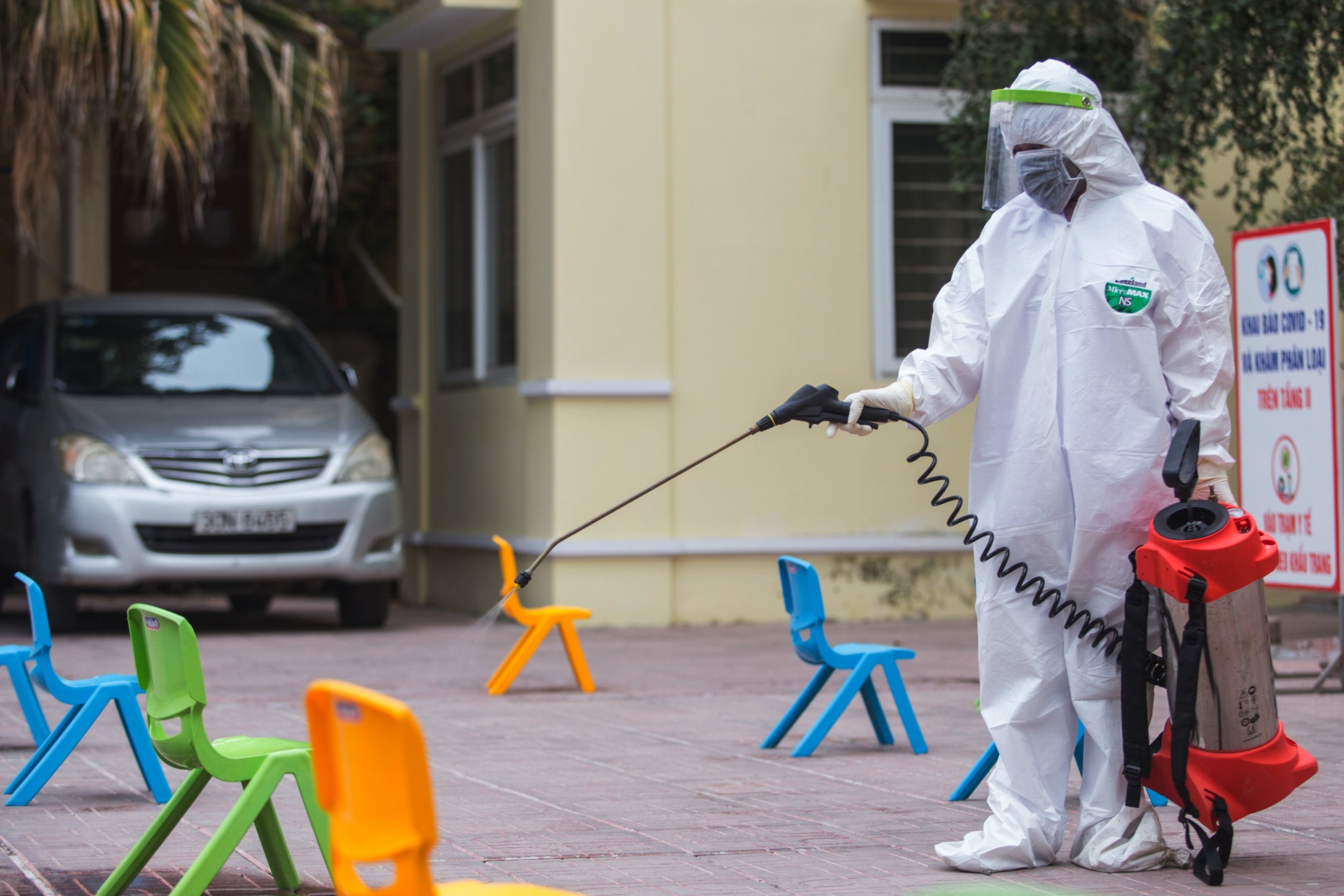 Lay mau xet nghiem cho nguoi ve tu vung dich anh 9