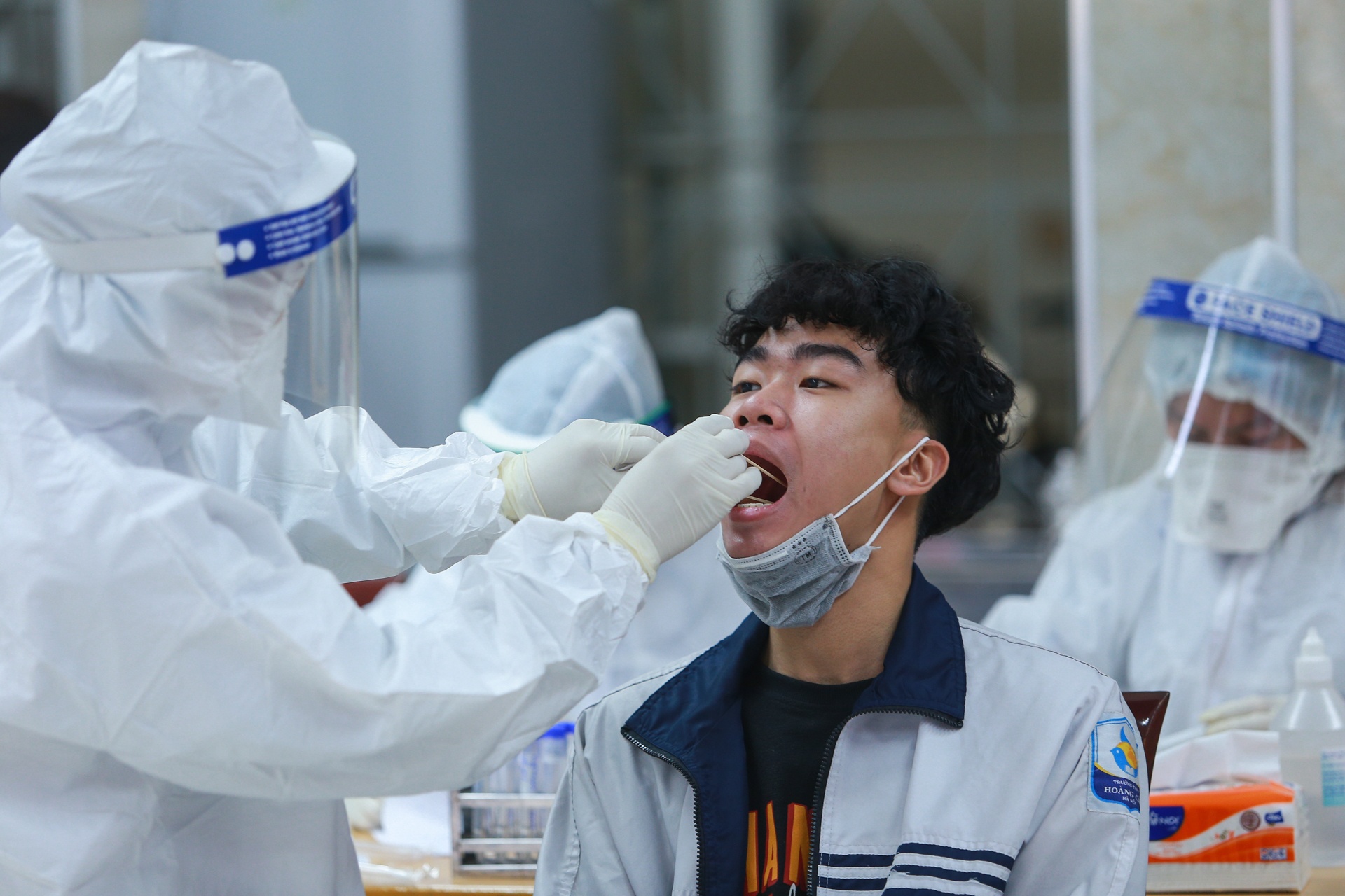 Hơn 1000 học sinh THPT Hoàng Cầu lấy mẫu xét nghiệm ảnh 10 Hon 1000 hoc sinh THPT Hoang Cau lay mau xet nghiem anh 10