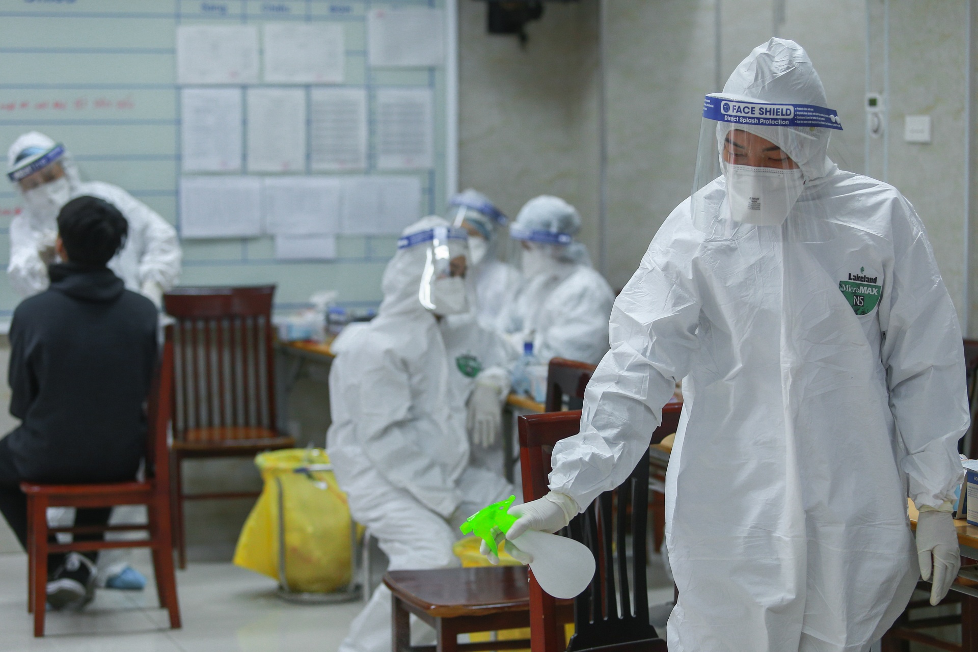 Hơn 1000 học sinh THPT Hoàng Cầu lấy mẫu xét nghiệm ảnh 13 Hon 1000 hoc sinh THPT Hoang Cau lay mau xet nghiem anh 13