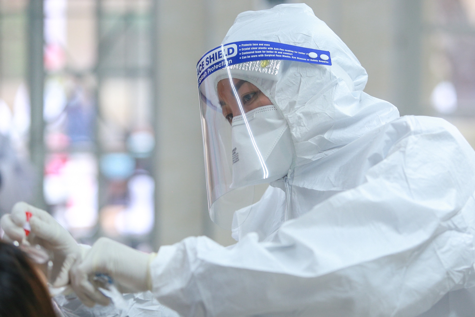 Hơn 1000 học sinh THPT Hoàng Cầu lấy mẫu xét nghiệm ảnh 14 Hon 1000 hoc sinh THPT Hoang Cau lay mau xet nghiem anh 14