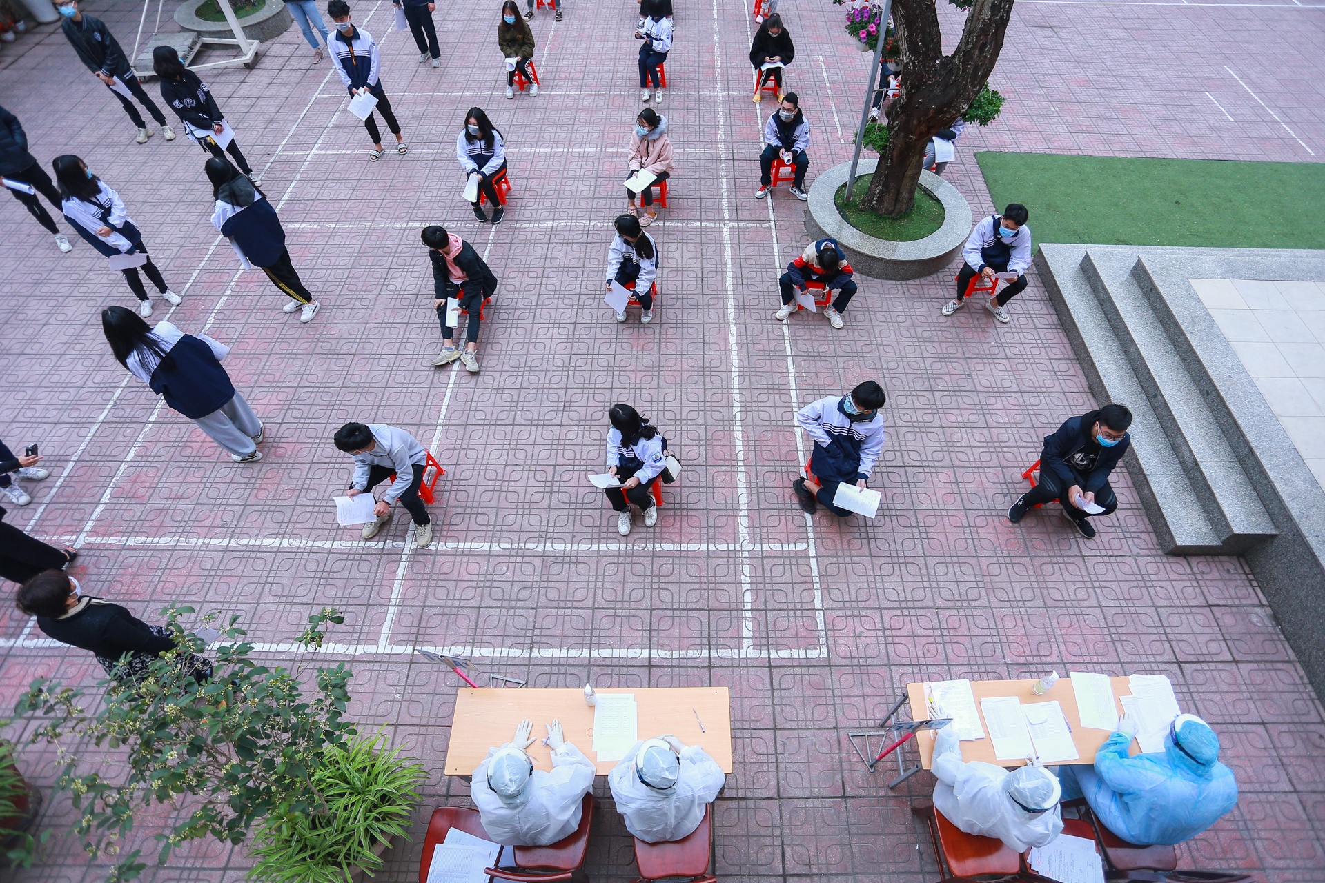 Hơn 1000 học sinh THPT Hoàng Cầu lấy mẫu xét nghiệm ảnh 1 Hon 1000 hoc sinh THPT Hoang Cau lay mau xet nghiem anh 1