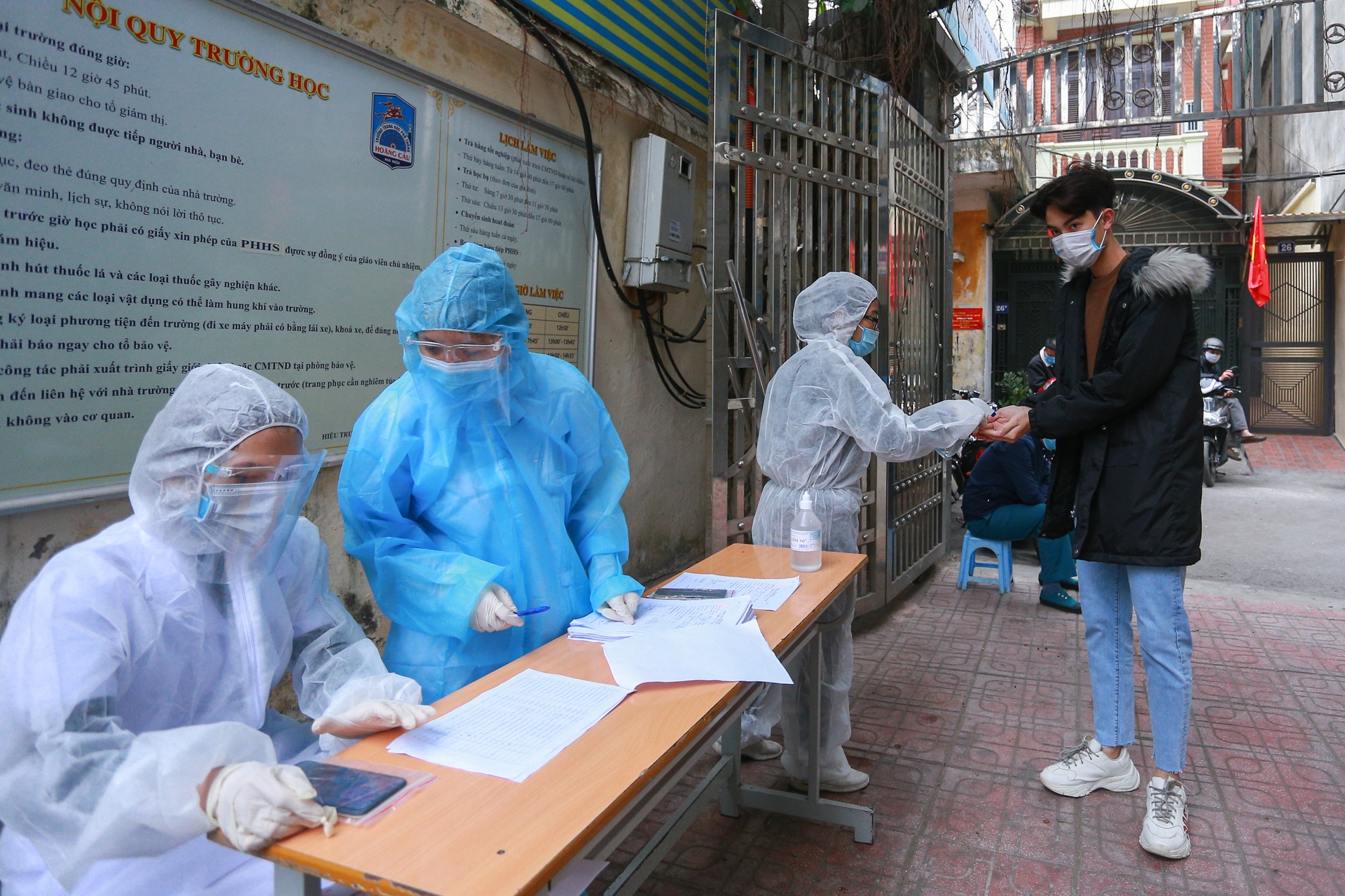 Hơn 1000 học sinh THPT Hoàng Cầu lấy mẫu xét nghiệm ảnh 2 Hon 1000 hoc sinh THPT Hoang Cau lay mau xet nghiem anh 2