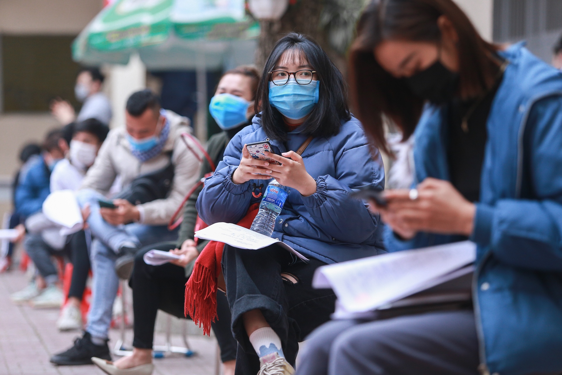 Hơn 1000 học sinh THPT Hoàng Cầu lấy mẫu xét nghiệm ảnh 3 Hon 1000 hoc sinh THPT Hoang Cau lay mau xet nghiem anh 3