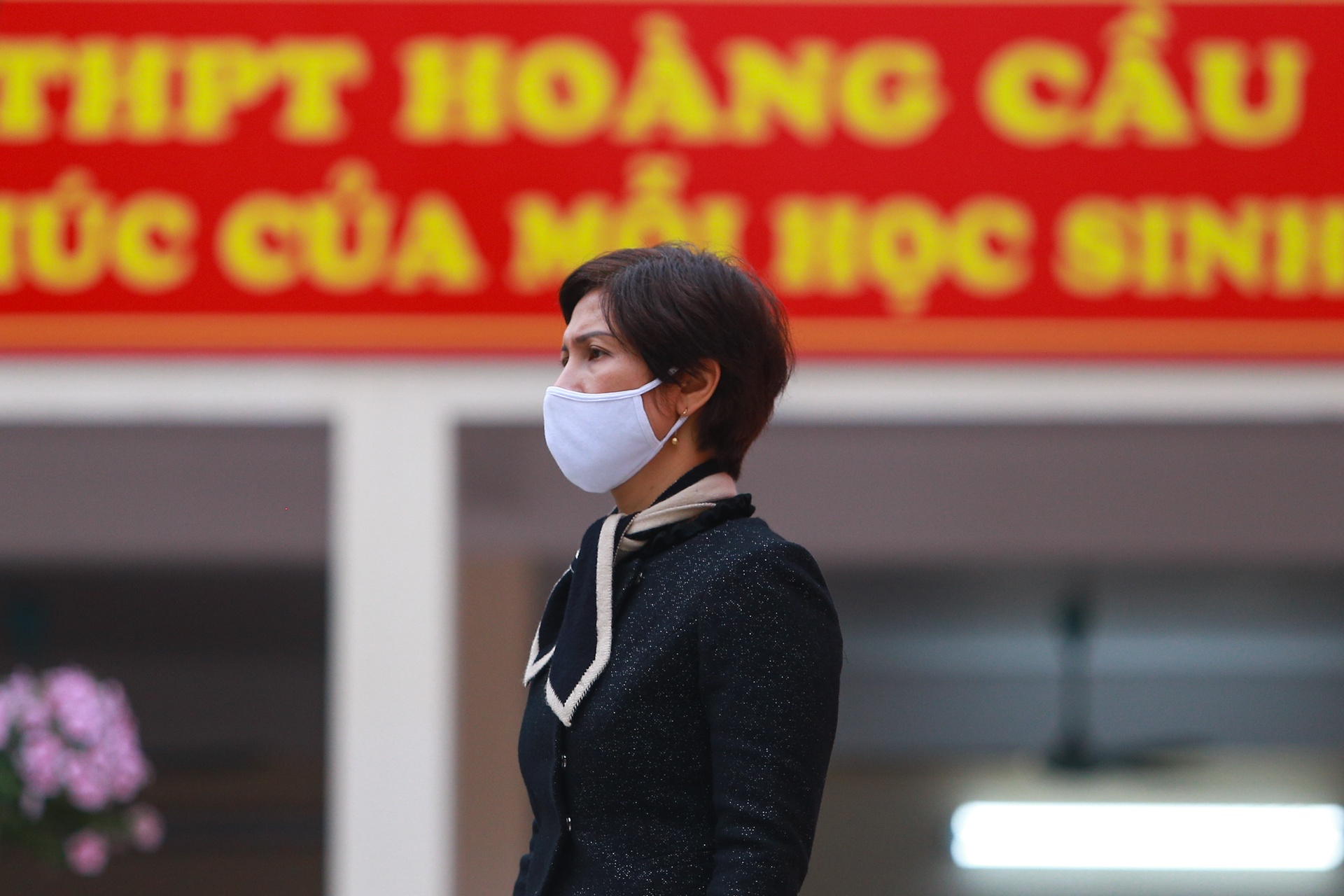 Hơn 1000 học sinh THPT Hoàng Cầu lấy mẫu xét nghiệm ảnh 4 Hon 1000 hoc sinh THPT Hoang Cau lay mau xet nghiem anh 4