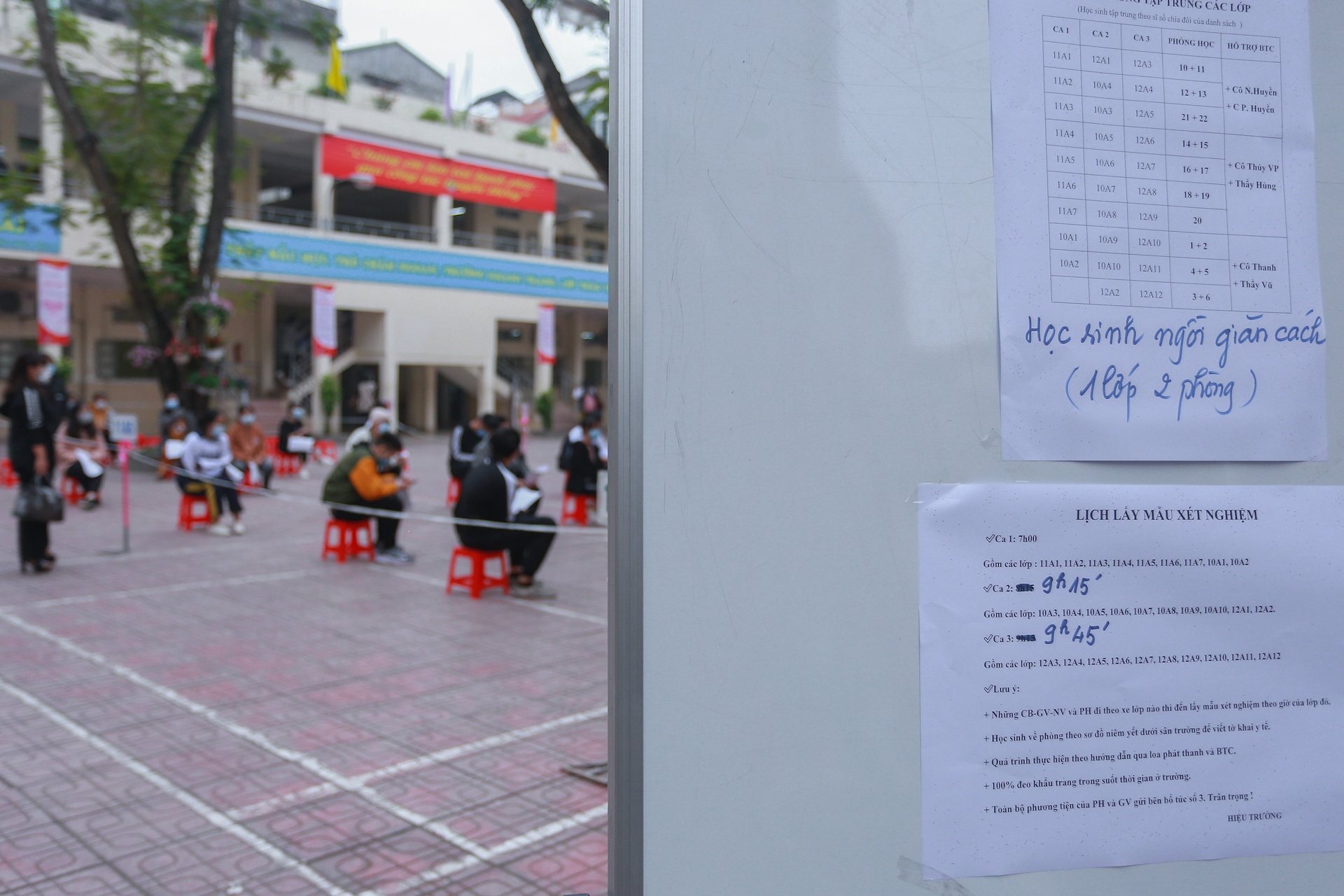 Hơn 1000 học sinh THPT Hoàng Cầu lấy mẫu xét nghiệm ảnh 5 Hon 1000 hoc sinh THPT Hoang Cau lay mau xet nghiem anh 5