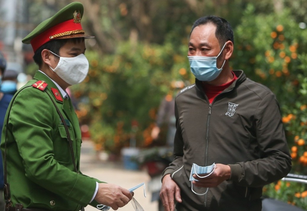 Cong an xu ly nguoi khong deo khau trang noi cong cong hinh anh