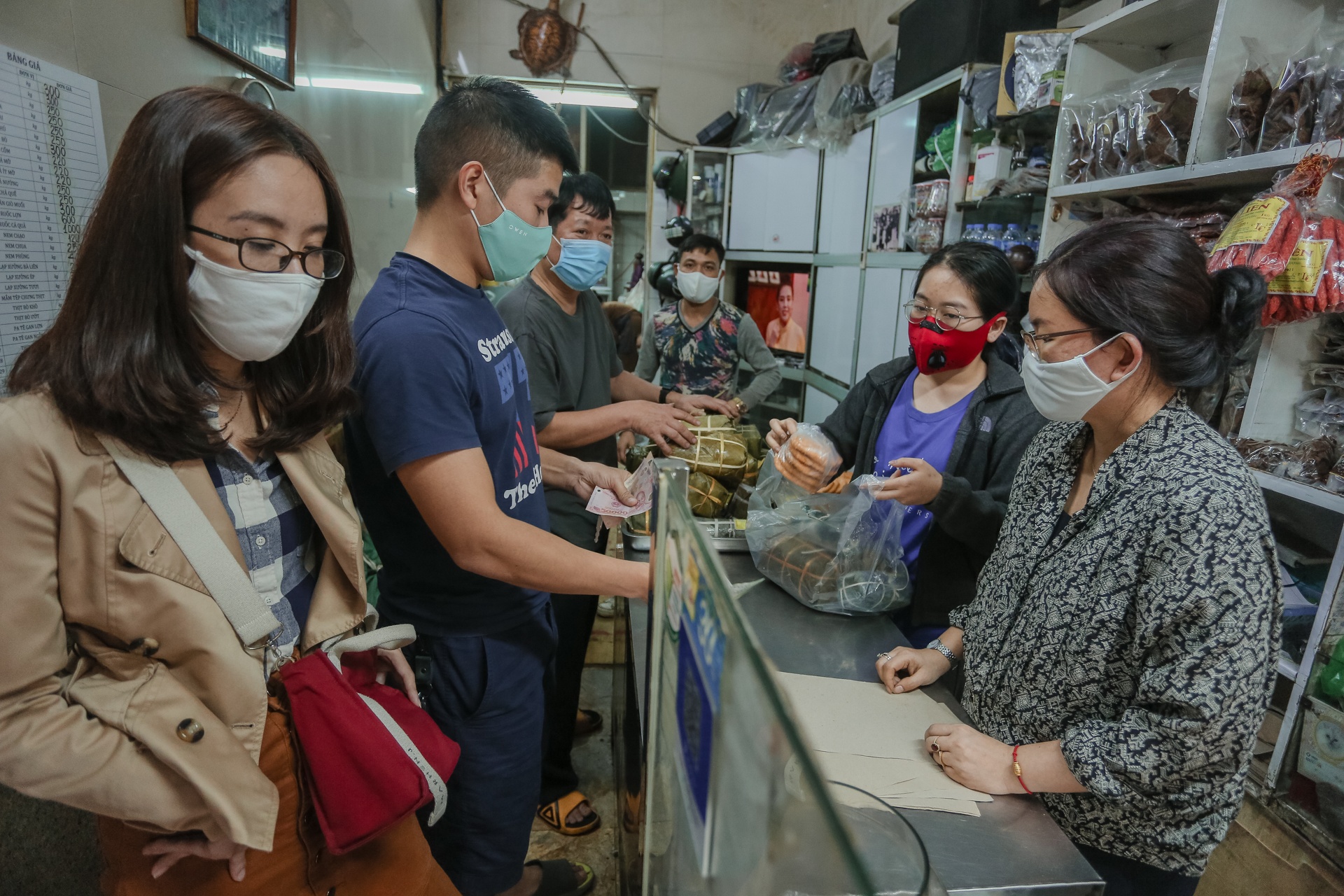 Nguoi dan do ve pho co mua sam truoc ngay nghi Tet hinh anh