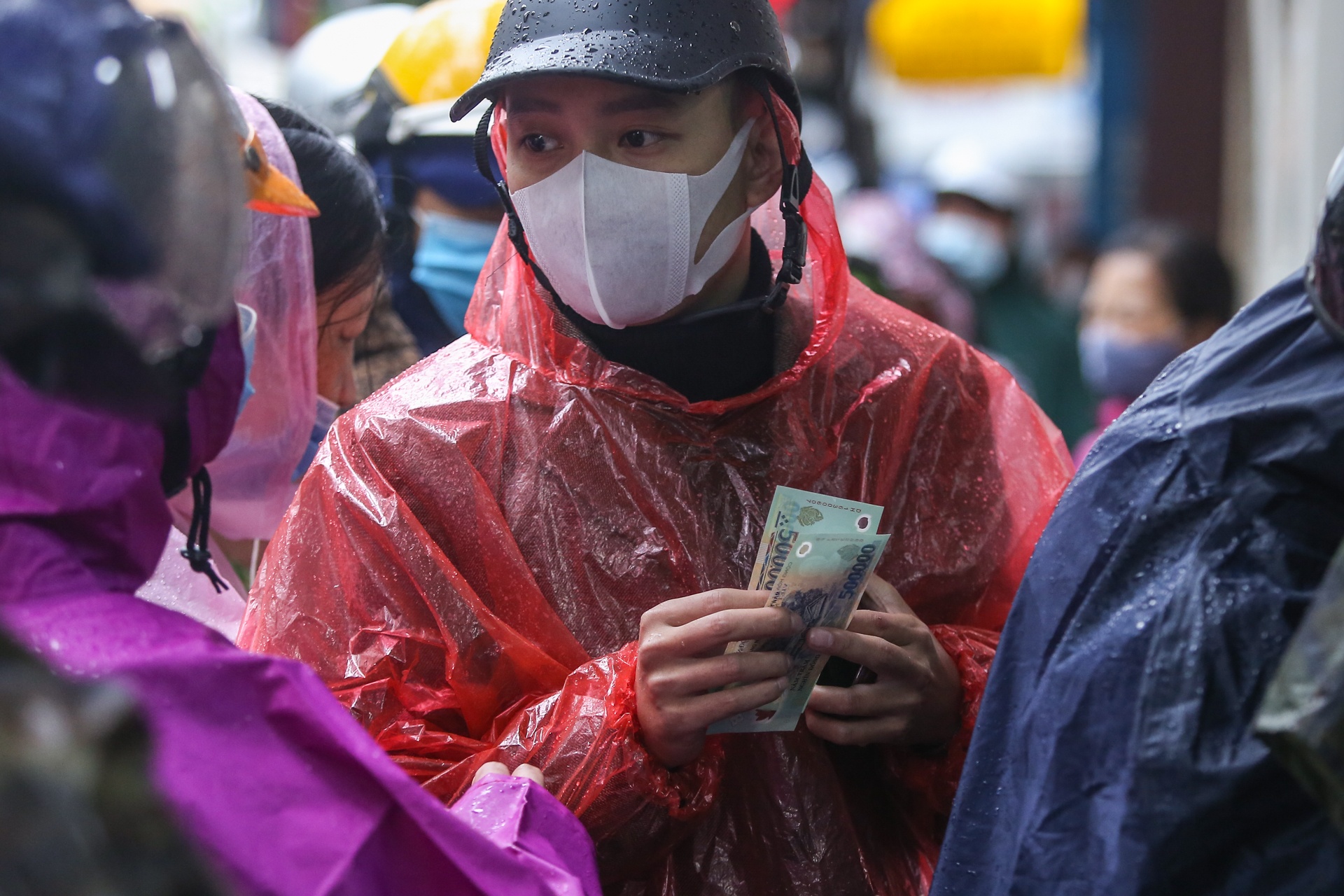 Doi mua xep hang mua gio cha,  banh chung anh 8